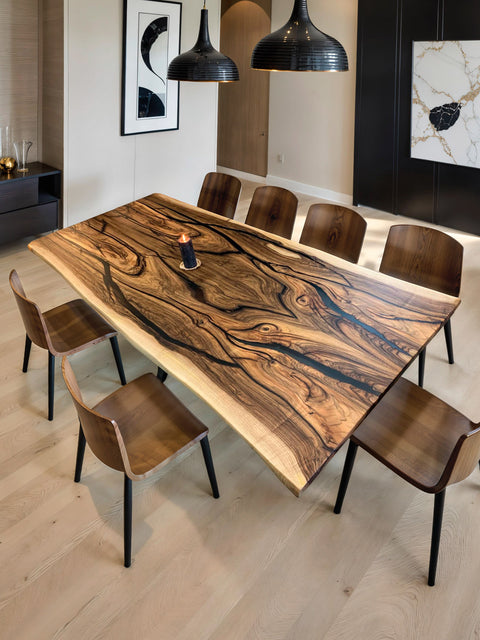 Massivholztisch Maestoso aus Nussbaum mit rauchig mattem Epoxidharz