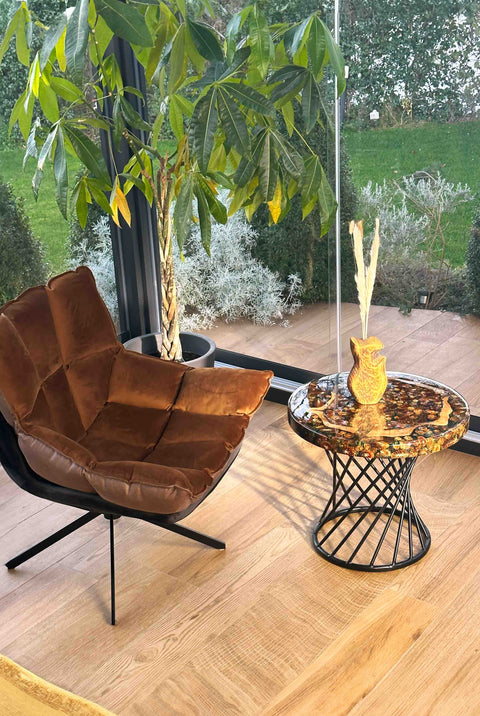 Runder Couchtisch Bosco aus Tannenzapfen mit grünem Epoxidharz