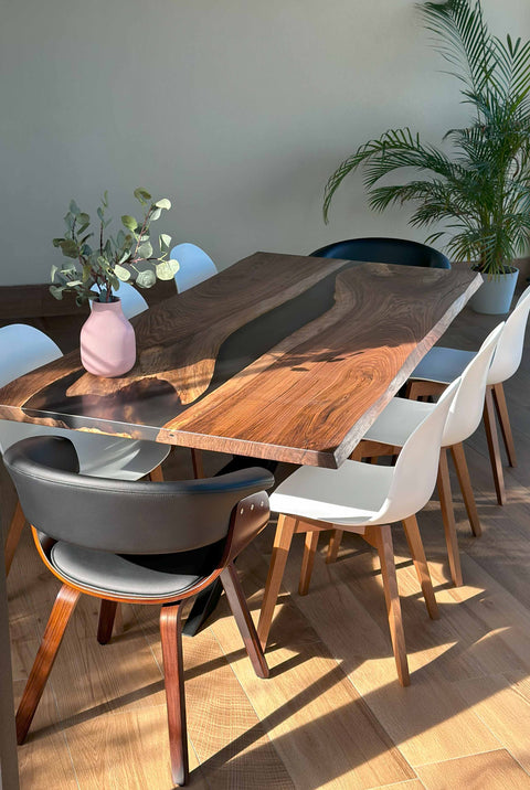 Epoxy Tisch Romano aus Nussbaum massiv mit rauchgrauem Epoxidharz