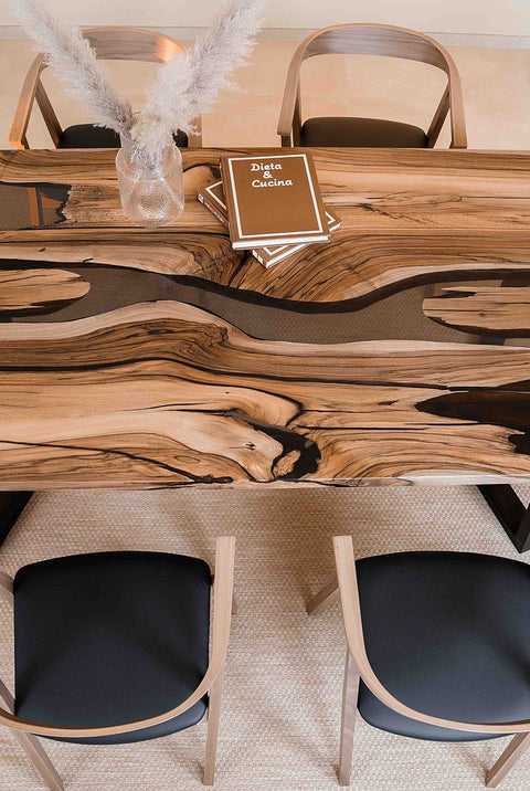 Holztisch Nairobi aus Nussbaum mit grauem transparentem Epoxidharz