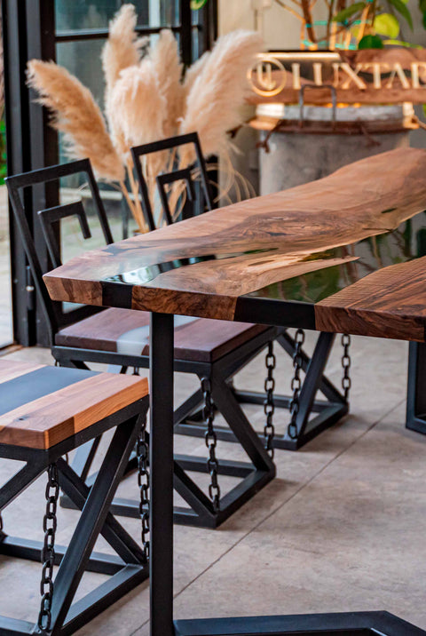 Esszimmertisch Felino aus Nussbaum mit rauchgrauem Epoxidharz