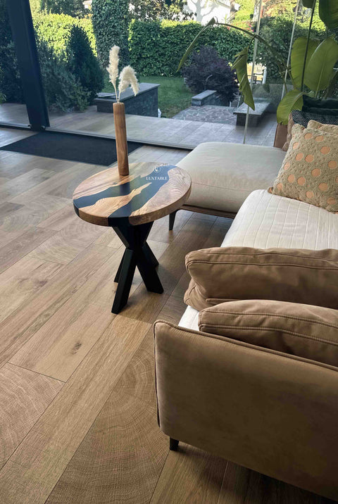 Ovaler Couchtisch Terrence aus Eiche massiv mit schwarzem Epoxidharz