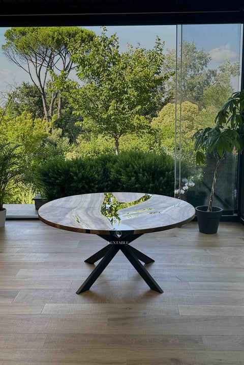 Runder Tisch Brooke aus Nussbaum massiv mit rauchgrauem Epoxidharz