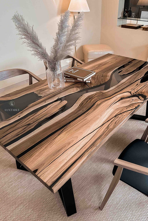 Holztisch Nairobi aus Nussbaum mit grauem transparentem Epoxidharz