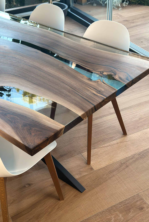 Epoxy Tisch Armonia aus Nussbaum mit glasklarem und blauem Epoxidharz