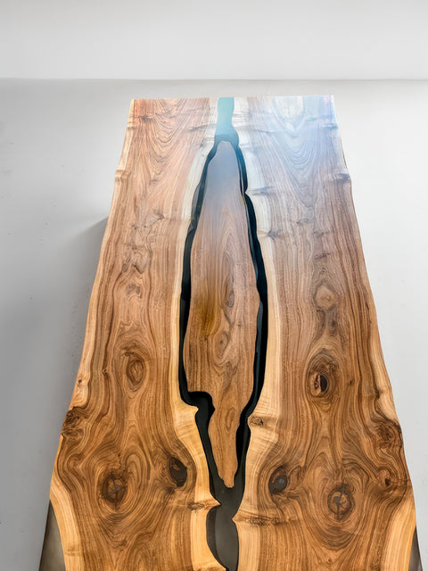 Epoxidharz Tisch Island aus Nussbaumholz mit grauem mattem Harz