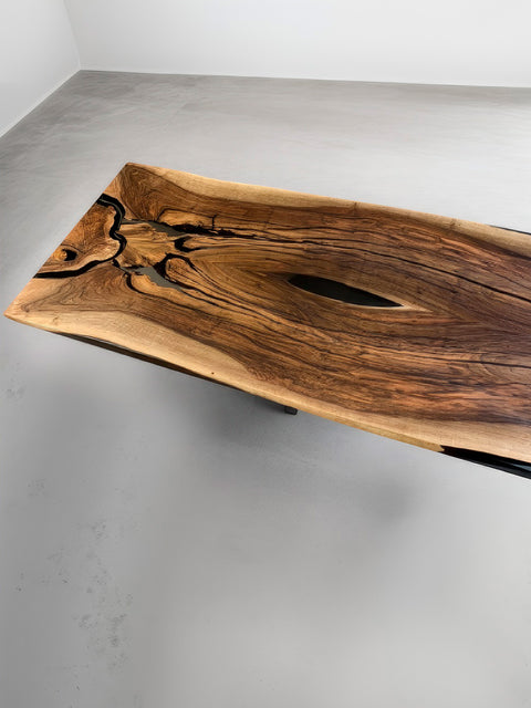 Holztisch Resonance aus Nussbaum massiv mit rauchig mattem Epoxidharz & Baumkante