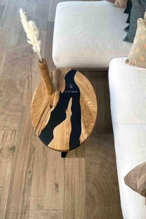 Ovaler Couchtisch Terrence aus Eiche massiv mit schwarzem Epoxidharz