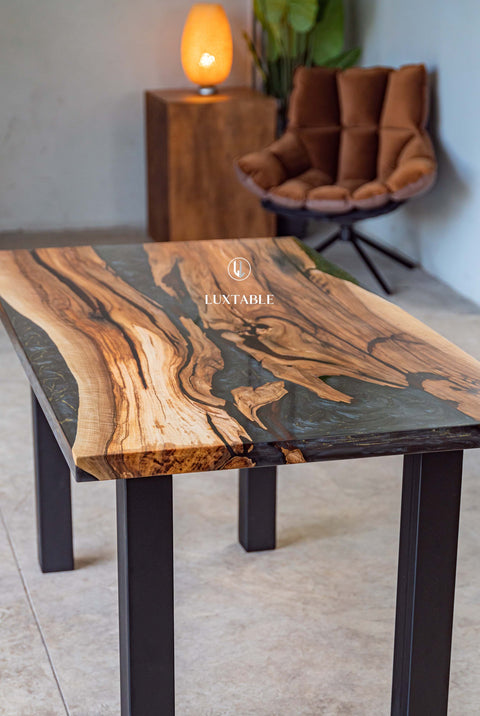 Holzisch Maleficenta aus Nussbaum massiv mit blau-grauem Epoxidharz