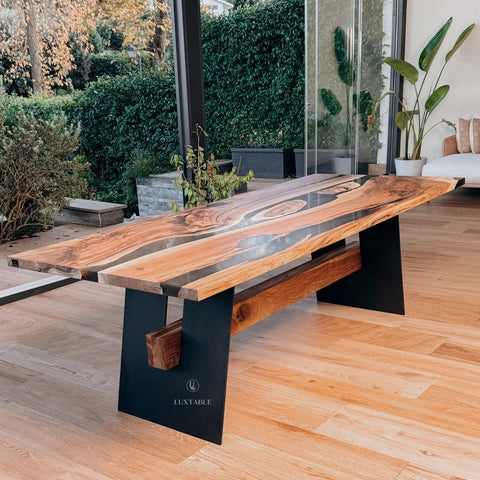 Esstisch Obsession aus Nussbaum massiv mit rauchgrauem Epoxidharz