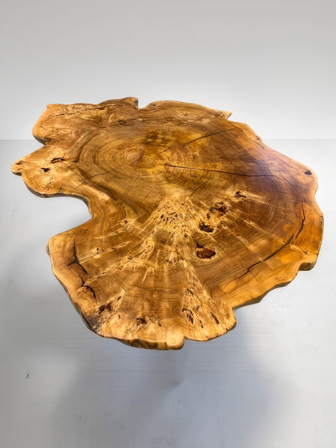Couchtisch massiv Charmant aus einer Pappel-Baumscheibe, mit transparentem Epoxidharz 