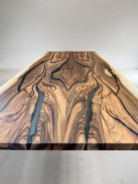 Massivholztisch Maestoso aus Nussbaum mit rauchig mattem Epoxidharz