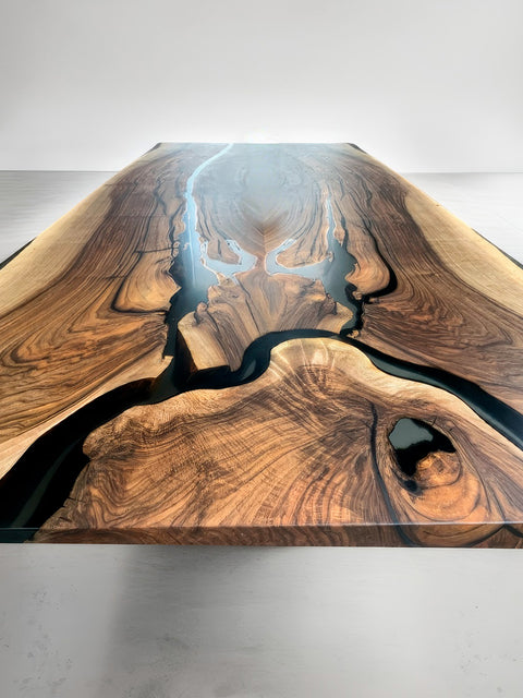 Holztisch Resonance aus Nussbaum massiv mit rauchig mattem Epoxidharz & Baumkante