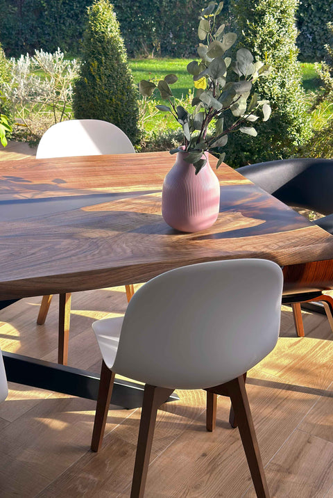 Epoxy Tisch Romano aus Nussbaum massiv mit rauchgrauem Epoxidharz