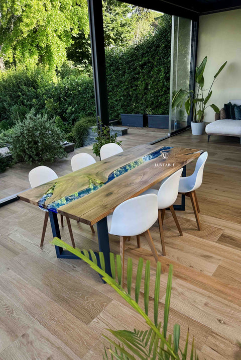 Epoxy Tisch Talasso aus Nussbaum mit blauem Harz mit Welleneffekt