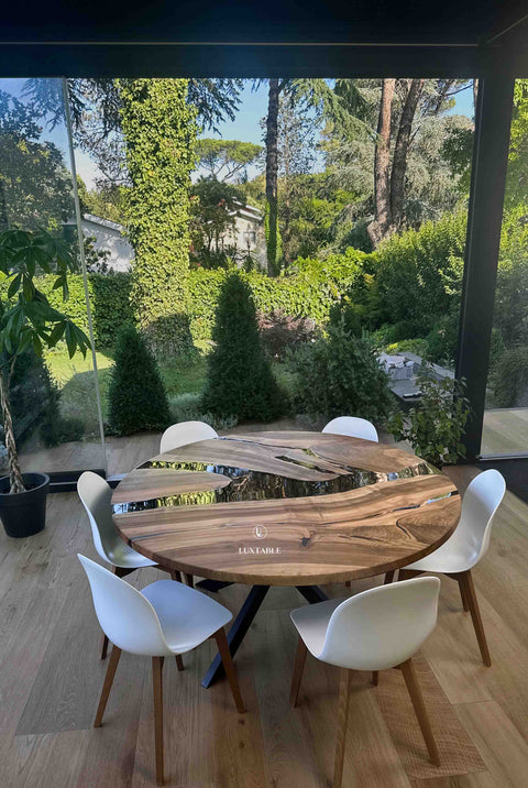 Runder Tisch Brooke aus Nussbaum massiv mit rauchgrauem Epoxidharz