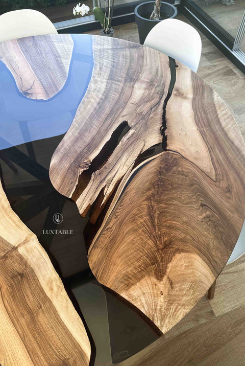 Runder Tisch Brooke aus Nussbaum massiv mit rauchgrauem Epoxidharz