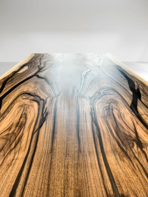 Massivholztisch Maestoso aus Nussbaum mit rauchig mattem Epoxidharz