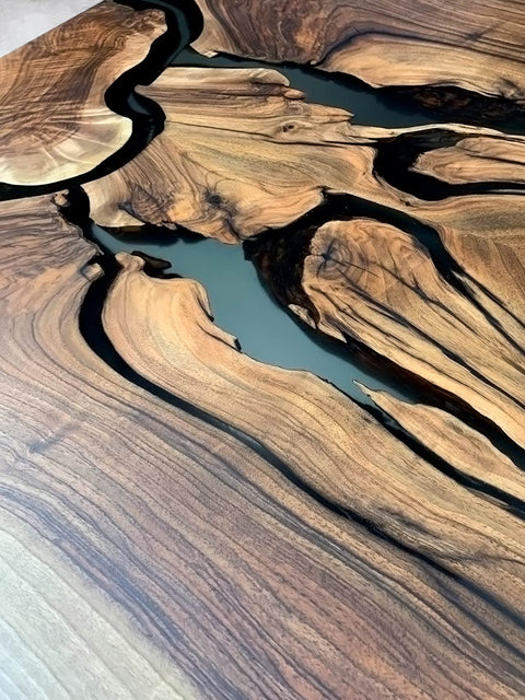 Holztisch Resonance aus Nussbaum massiv mit rauchig mattem Epoxidharz & Baumkante