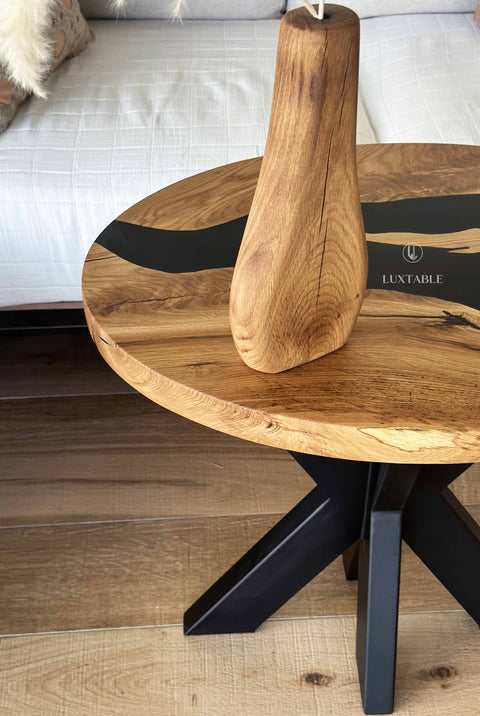 Ovaler Couchtisch Terrence aus Eiche massiv mit schwarzem Epoxidharz