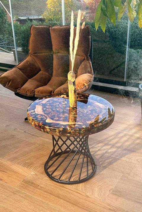 Runder Couchtisch Bosco aus Tannenzapfen mit grünem Epoxidharz