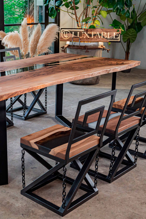 Esszimmertisch Felino aus Nussbaum mit rauchgrauem Epoxidharz