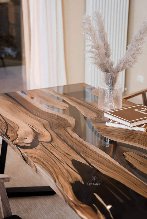 Holztisch Nairobi aus Nussbaum mit grauem transparentem Epoxidharz