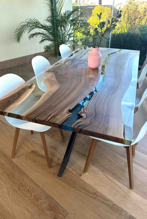 Epoxy Tisch Armonia aus Nussbaum mit glasklarem und blauem Epoxidharz