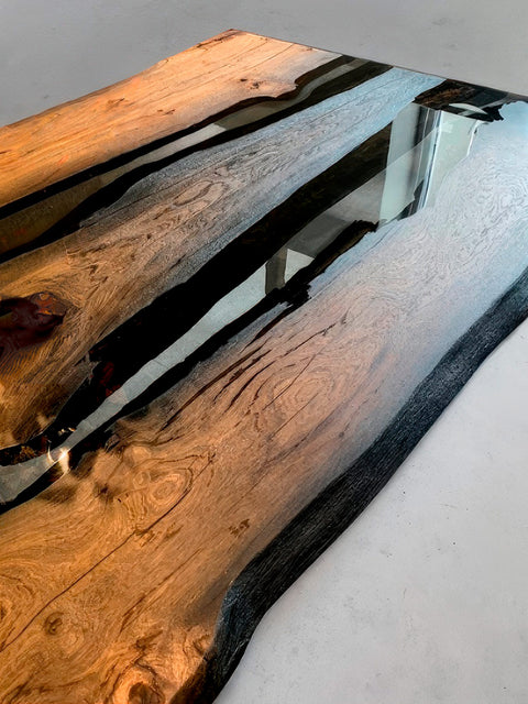 Esstisch Echo aus Mooreiche massiv mit transparentem glänzendem Epoxidharz
