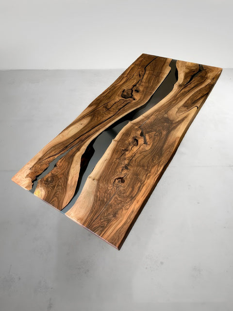 Esstisch mit rauchgrauem Epoxidharz & Nussbaum massiv mit Baumkante Radiance