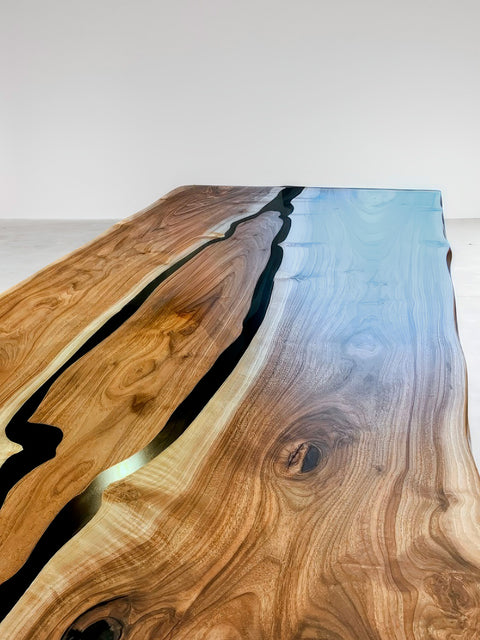 Epoxidharz Tisch Island aus Nussbaumholz mit grauem mattem Harz