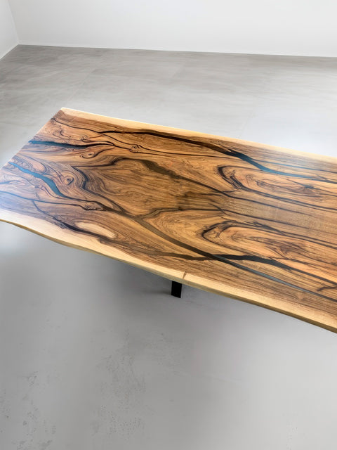 Massivholztisch Maestoso aus Nussbaum mit rauchig mattem Epoxidharz