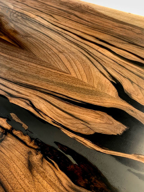 Holztisch Resonance aus Nussbaum massiv mit rauchig mattem Epoxidharz & Baumkante