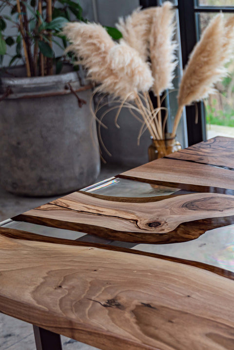 Epoxidharz Tisch Alpi aus Nussbaum massiv mit glasklarem Harz