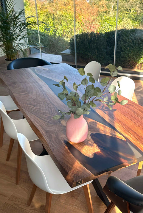 Epoxy Tisch Romano aus Nussbaum massiv mit rauchgrauem Epoxidharz