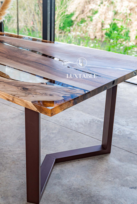 Epoxidharz Tisch Alpi aus Nussbaum massiv mit glasklarem Harz