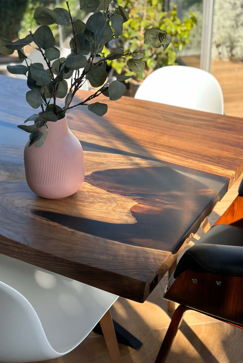 Epoxy Tisch Romano aus Nussbaum massiv mit rauchgrauem Epoxidharz