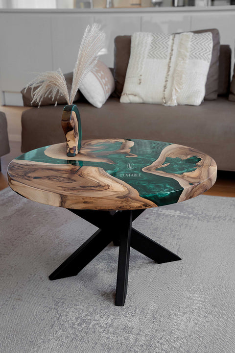 Runder Couchtisch Smeralda aus Nussbaum mit grünem Epoxidharz