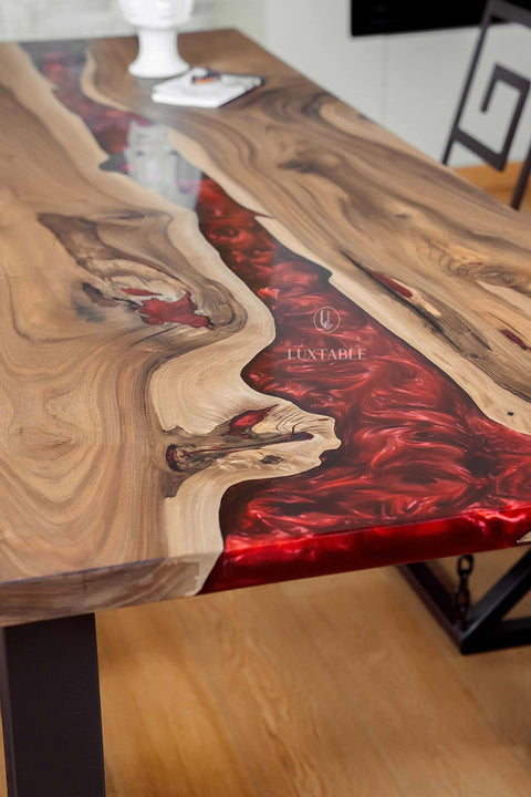 Tisch Vesuvio aus massivem Nussbaum mit bordeauxrotem Epoxidharz