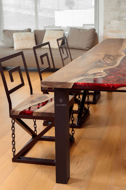 Tisch Vesuvio aus massivem Nussbaum mit bordeauxrotem Epoxidharz