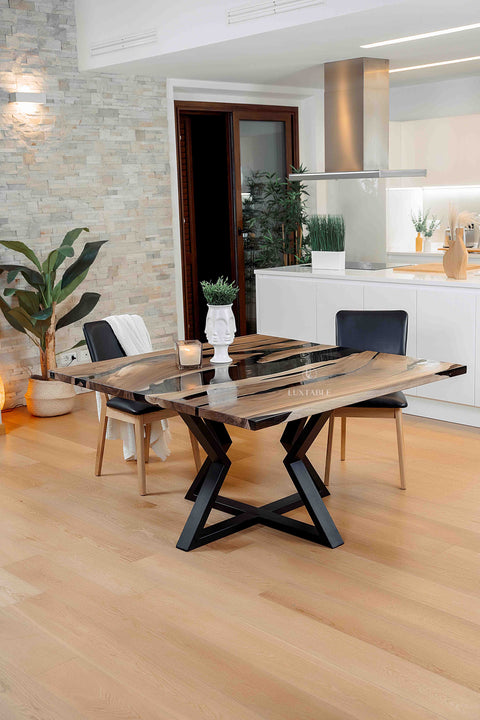 Quadratischer Epoxy Tisch Chillout aus Nussbaum massiv und Harz