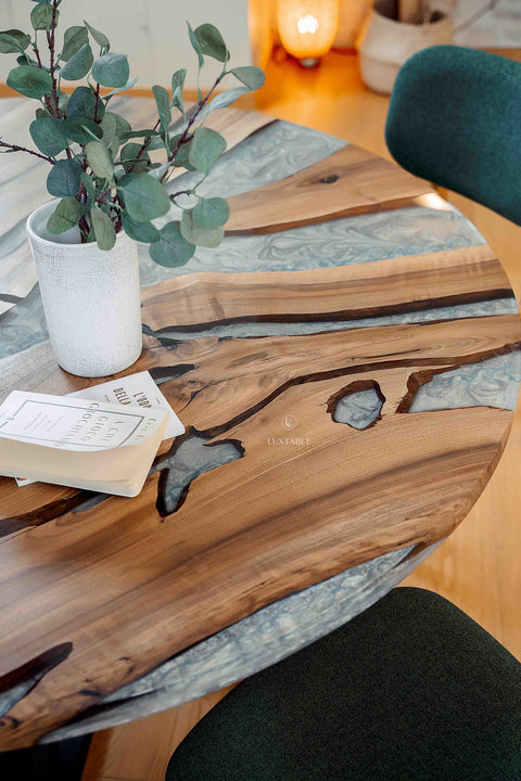 Runder Harztisch Cristallo aus Nussbaum mit silbernem Epoxidharz 