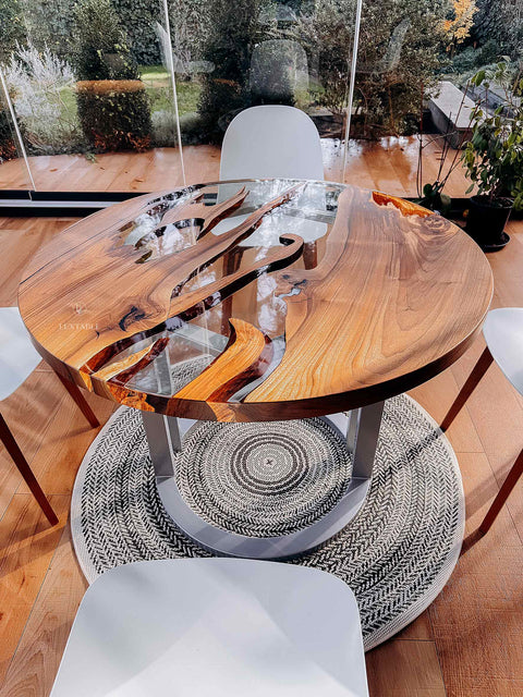 Runder Esstisch Lagoni aus massivem Nussbaum mit klarem Epoxidharz