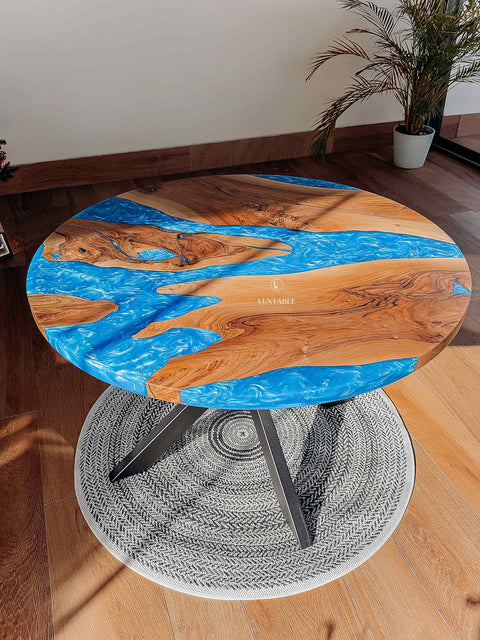 Runder Esstisch Lazure aus Nussbaum massiv und blauem Epoxidharz