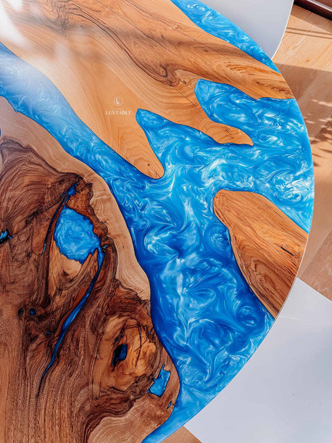 Runder Esstisch Lazure aus Nussbaum massiv und blauem Epoxidharz