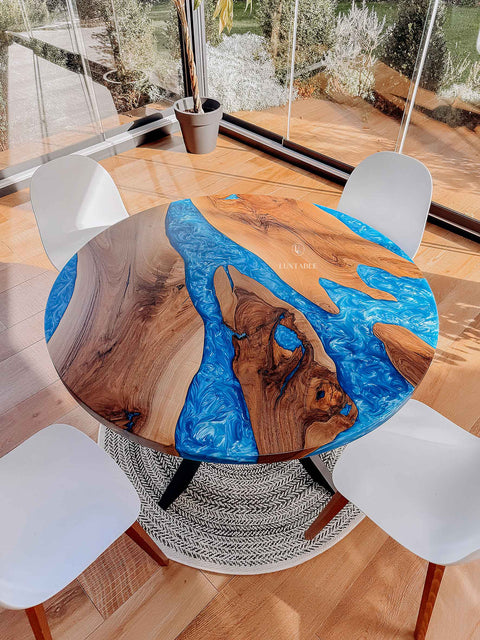 Runder Esstisch Lazure aus Nussbaum massiv und blauem Epoxidharz