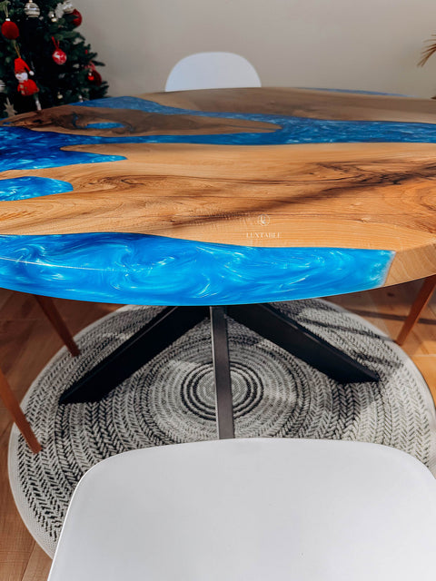 Runder Esstisch Lazure aus Nussbaum massiv und blauem Epoxidharz