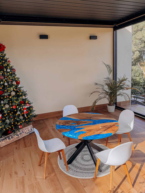 Runder Esstisch Lazure aus Nussbaum massiv und blauem Epoxidharz