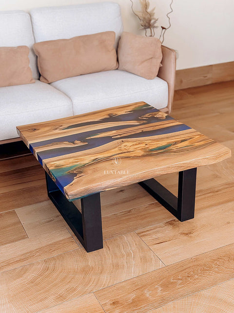 Couchtisch Ocean Breeze aus Nussbaum massiv mit blauem Epoxidharz