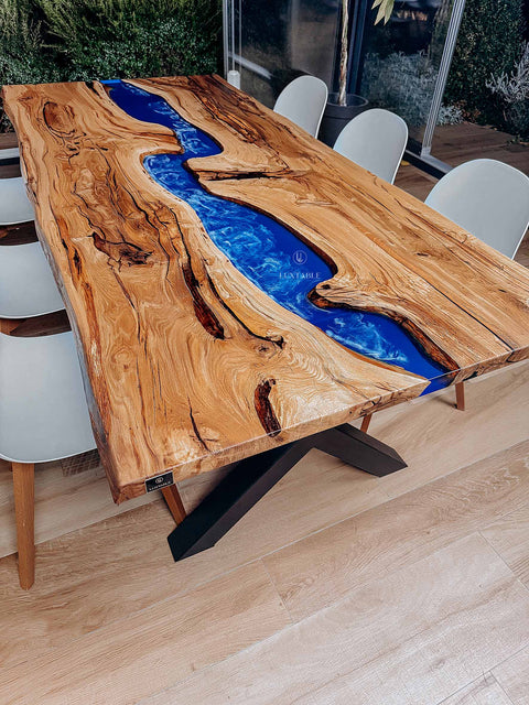 Epoxy Tisch Caraibi aus Eiche massiv mit blauem Epoxidharz